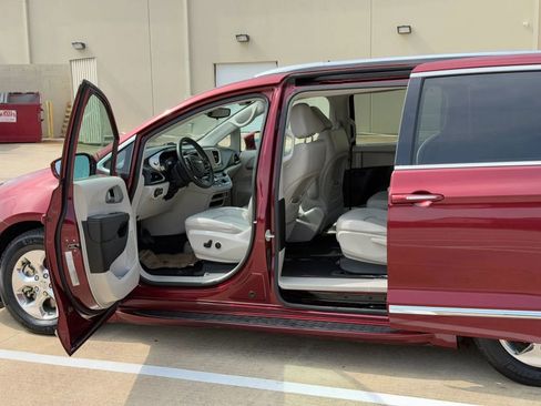 Used 2018 Chrysler Pacifica Touring-L FWD image 9