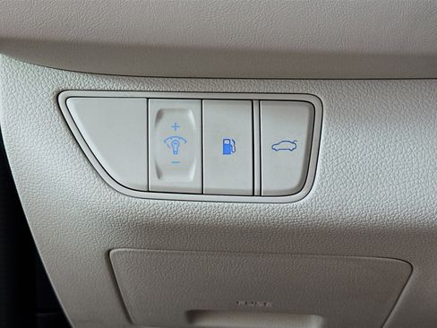 Used 2025 Genesis G70 2.5T image 17