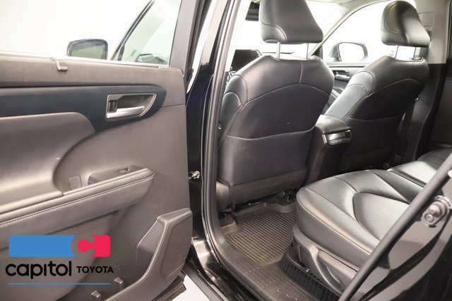 Used 2024 Toyota Highlander XLE AWD/4WD image 30