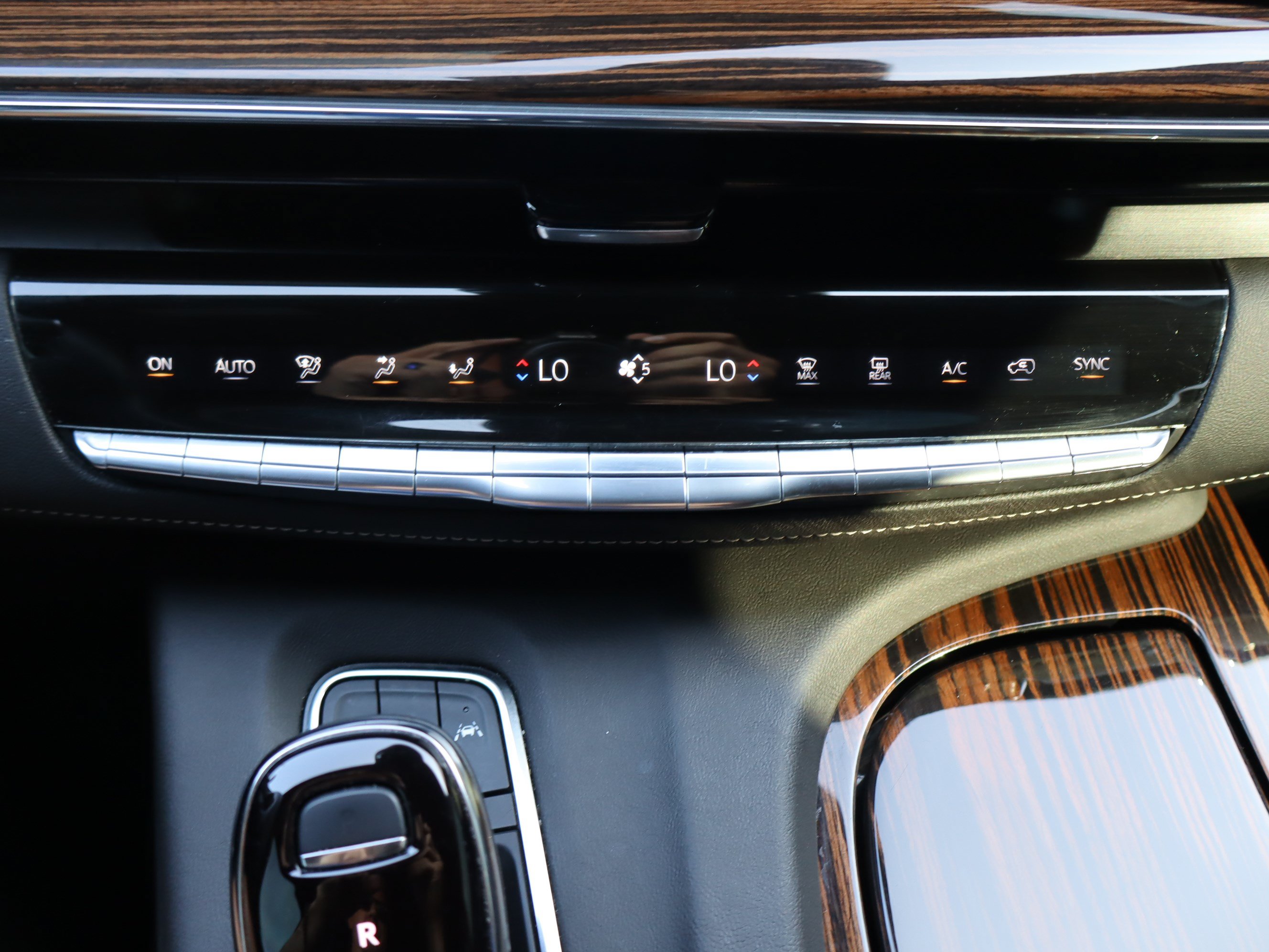 Used 2024 Cadillac Escalade ESV Premium Luxury AWD/4WD image 32