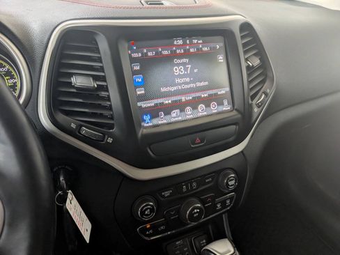 Used 2016 Jeep Cherokee Trailhawk w/ Leather Interior Group AWD/4WD image 9