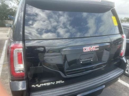 Used 2019 GMC Yukon XL SLT w/ Graphite Performance Edition image 3