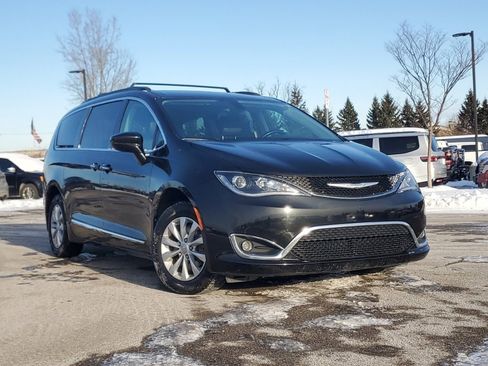 Used 2017 Chrysler Pacifica Touring-L image 42
