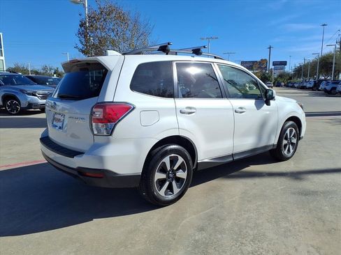 Used 2017 Subaru Forester 2.5i Premium w/ All-Weather Package image 4