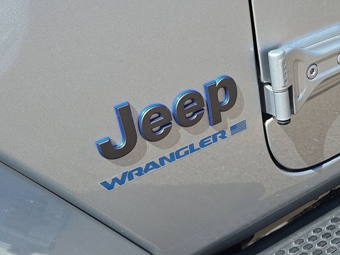 Used 2023 Jeep Wrangler Unlimited Sahara AWD/4WD image 11