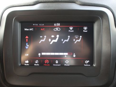 Used 2018 Jeep Renegade Latitude FWD image 30
