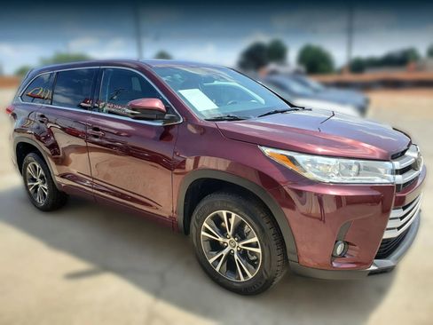 Used 2018 Toyota Highlander Plus FWD image 15