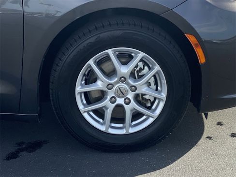 Used 2023 Chrysler Pacifica Touring-L image 40