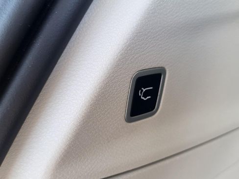 Used 2023 Chrysler Pacifica Touring-L FWD image 5