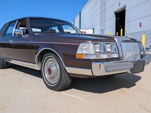 Used 1987 Lincoln Continental Signature RWD image 22