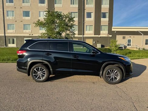 Used 2018 Toyota Highlander XLE AWD/4WD image 14