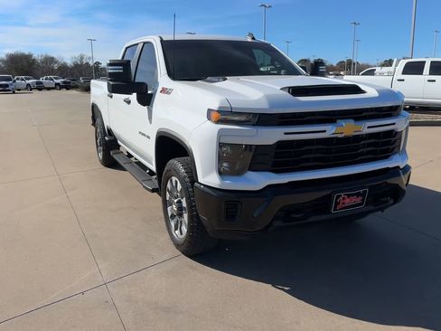 Used 2024 Chevrolet Silverado 2500 Custom w/ Custom Value Package image 2