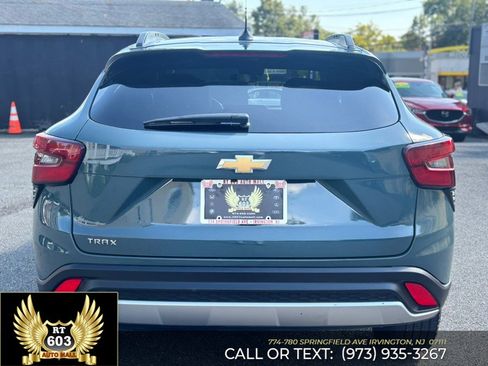 Used 2025 Chevrolet Trax LT FWD image 5