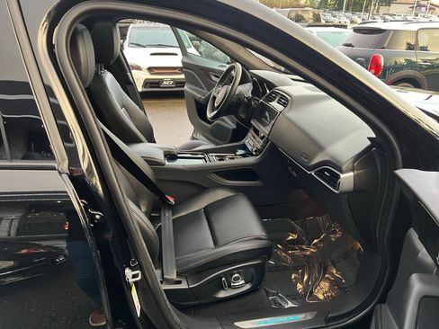 Used 2020 Jaguar F-PACE Premium image 26
