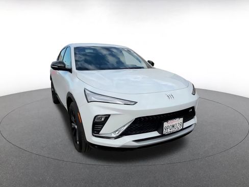 Used 2025 Buick Envista Sport Touring image 3