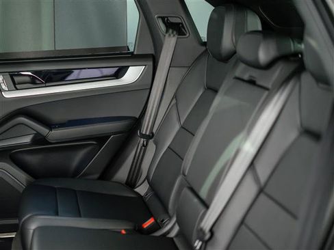 Certified 2026 Porsche Cayenne AWD/4WD image 34