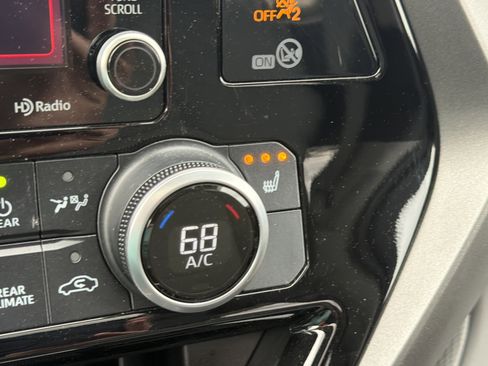 Used 2021 Toyota Highlander XLE AWD/4WD image 6