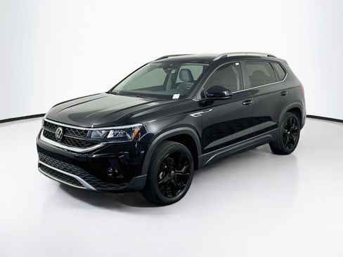 Used 2023 Volkswagen Taos SE w/ Black Wheel Package FWD image 3