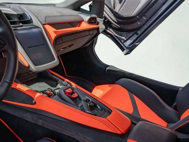 Used 2025 Lamborghini Revuelto AWD/4WD image 30
