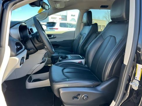 Used 2024 Chrysler Pacifica Touring-L FWD image 3