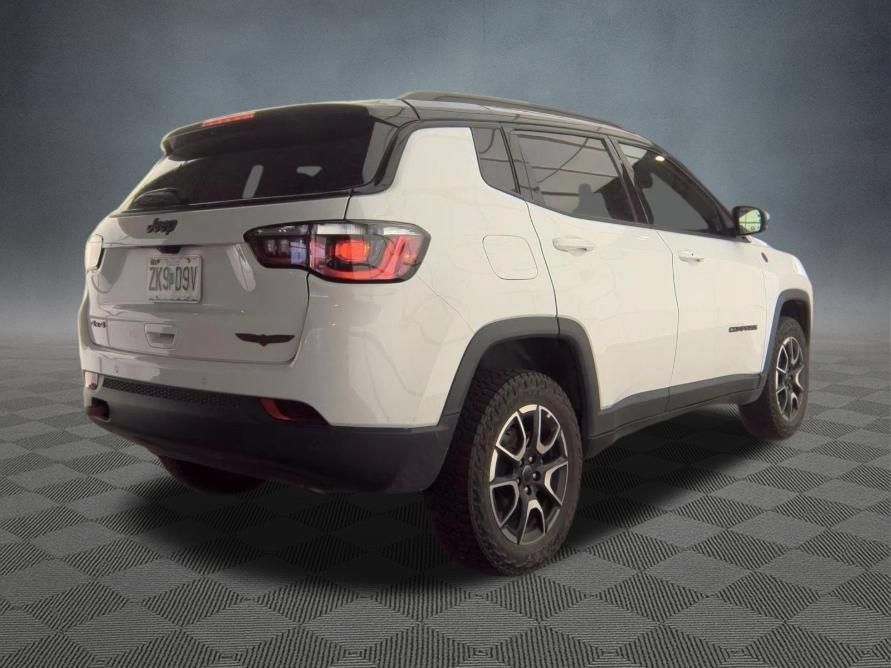 Used 2025 Jeep Compass Trailhawk AWD/4WD image 3