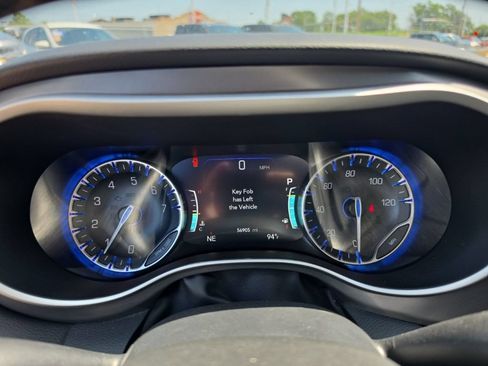 Used 2025 Chrysler Pacifica Select FWD image 11