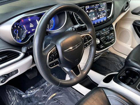 Used 2022 Chrysler Pacifica Touring-L image 14