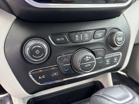 Used 2019 Jeep Cherokee Limited FWD image 19