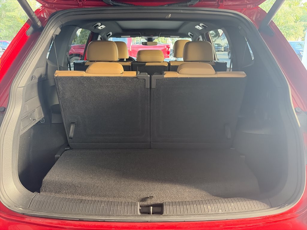 Certified 2024 Volkswagen Tiguan SE R-Line FWD image 39