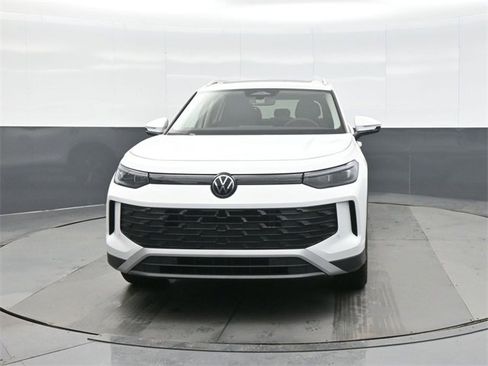 New 2026 Volkswagen Tiguan SE image 2
