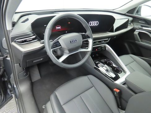 Used 2025 Audi Q5 2.0T Premium Plus w/ Premium Plus image 11