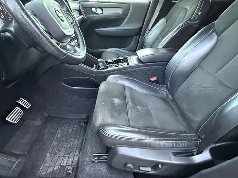 Used 2021 Volvo XC40 T4 R-Design w/ Advanced Package image 12