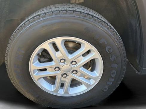 Used 2023 Jeep Grand Cherokee Laredo AWD/4WD image 30