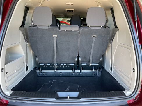 Used 2017 Dodge Grand Caravan SE FWD image 26