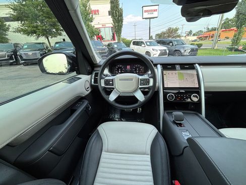 Used 2025 Land Rover Discovery Metropolitan Edition AWD/4WD image 21