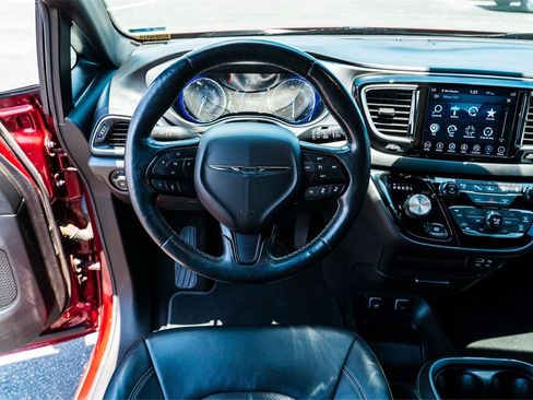 Used 2019 Chrysler Pacifica Touring-L FWD image 27
