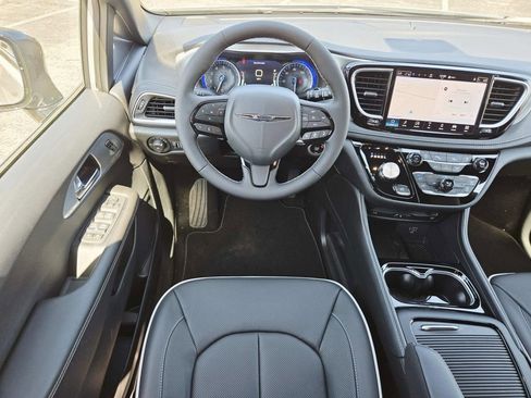 New 2026 Chrysler Pacifica Limited w/ Uconnect Theater Family Group image 11