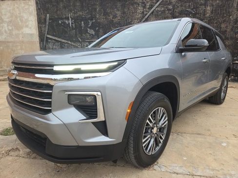 Certified 2025 Chevrolet Traverse LT image 1