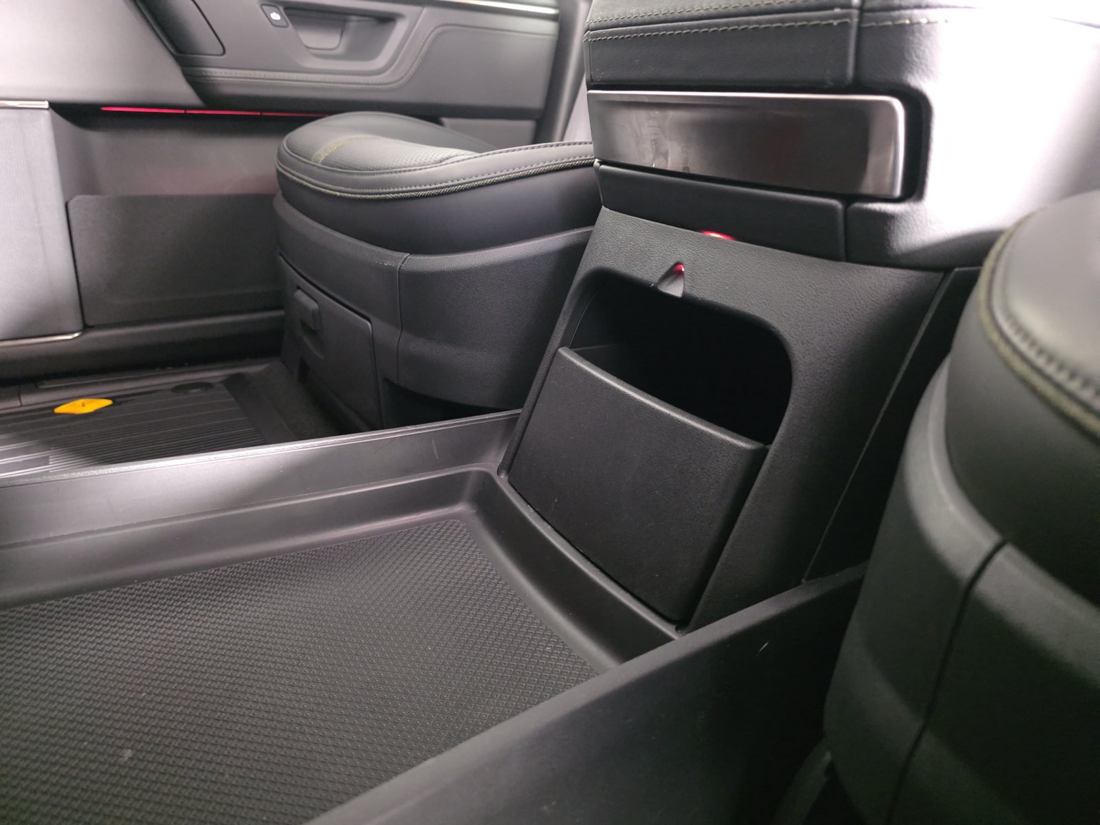 Used 2025 Rivian R1S Adventure Dual AWD/4WD image 33