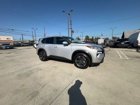 Used 2025 Nissan Rogue SV FWD image 2