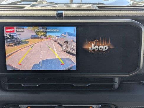 Used 2025 Jeep Gladiator Mojave w/ Technology Group image 32