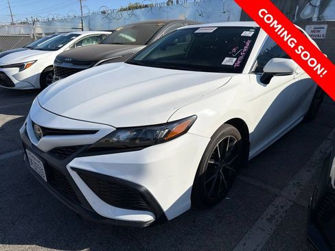 Used 2023 Toyota Camry SE FWD image 3
