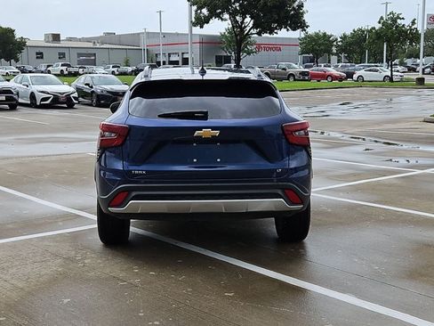 Used 2024 Chevrolet Trax LT w/ Sunroof Package FWD image 6