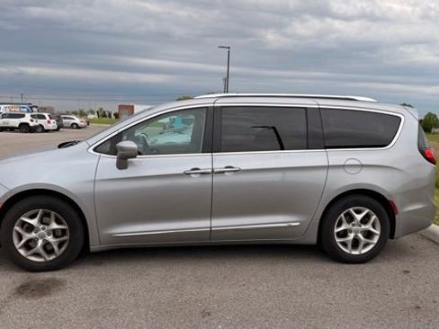 Used 2018 Chrysler Pacifica Touring-L w/ Tire & Wheel Group FWD image 2