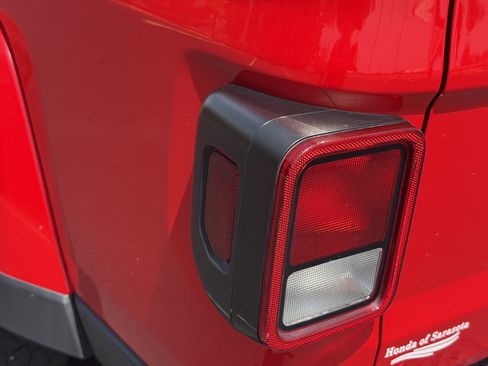 Used 2022 Jeep Gladiator Overland w/ Cold Weather Group AWD/4WD image 11