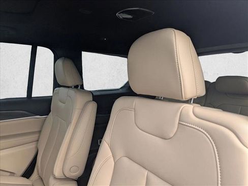 Used 2025 Jeep Grand Cherokee L Limited RWD image 16