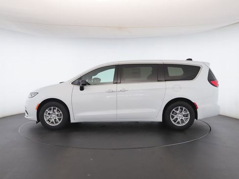 New 2026 Chrysler Pacifica Select image 17