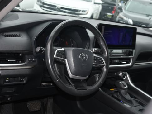 Certified 2024 Toyota Grand Highlander AWD image 8