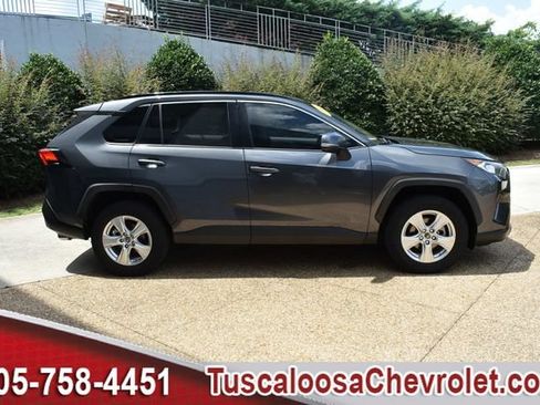 Used 2019 Toyota RAV4 XLE w/ Convenience Package FWD image 12
