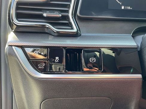 Used 2025 Kia Sportage SX image 22